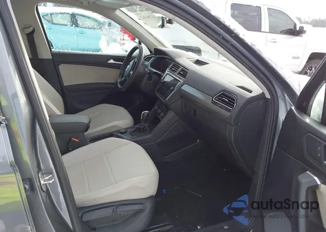 2020 Volkswagen Tiguan 2.0T Se/2.0T Se R-Line Black/2.0T Sel z USA, uszkodzony, nr VIN 3VV2B7AXXLM065092